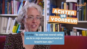 'Ik voel me vooral veilig bij de mensen die me echt kennen, bij mensen bij wie ik in al mijn kwetsbaarheid en mn kracht kan zijn.'   Carola wil de...