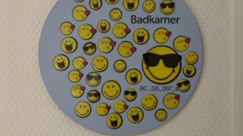 Vandaag verhuisden mijn smiley-stickers met mij mee naar een andere kamer.   Ik ben vrijwillig opgenomen, in overleg met mijn psychiater. Toch...