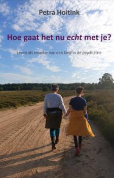 Soms betrap ik mezelf erop dat ik haar naam in stilte herhaal. Niet hardop - dat zou te groot zijn, te aanwezig. Alleen vanbinnen, alsof ik haar...