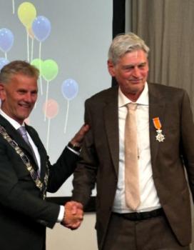 'Emeritus-voorzitter' Plusminus bij afscheid geridderd